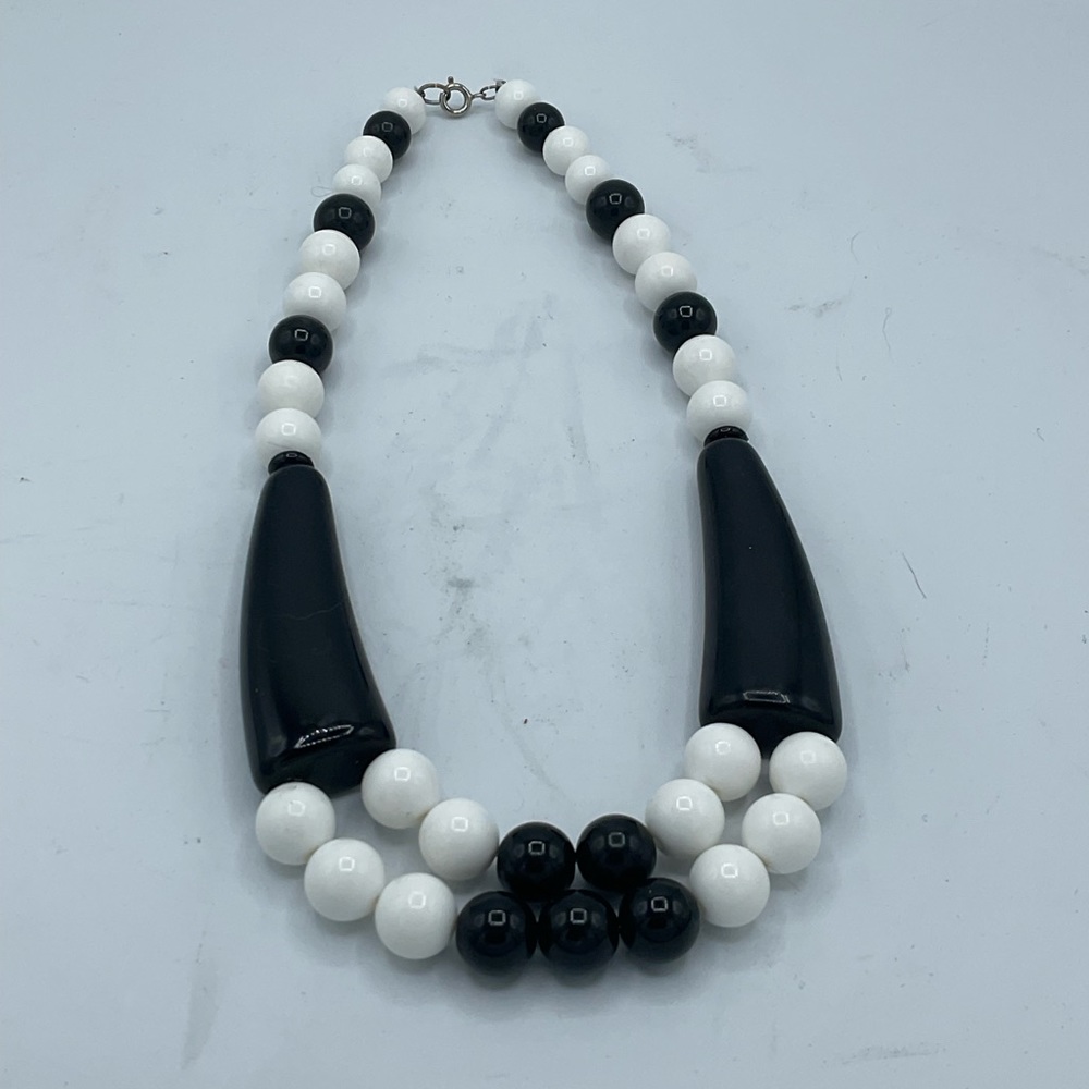 ”RETRO 80’s VINTAGE CHOKER STYLE BLACK AND WHITE NECKLACE” Costume Jewelry.